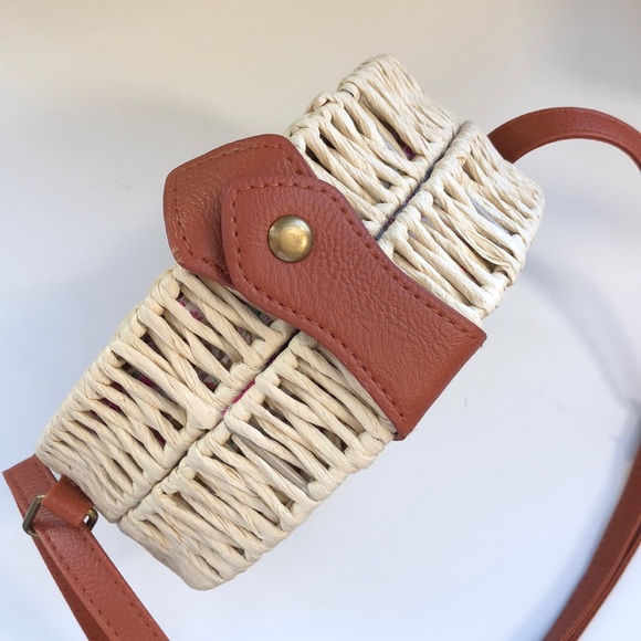 🆕 (1 LEFT) Round rattan straw crossbody purse - Picture 3 of 8